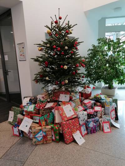 Weihnachtsbaum mit den Wünschen der Kinder